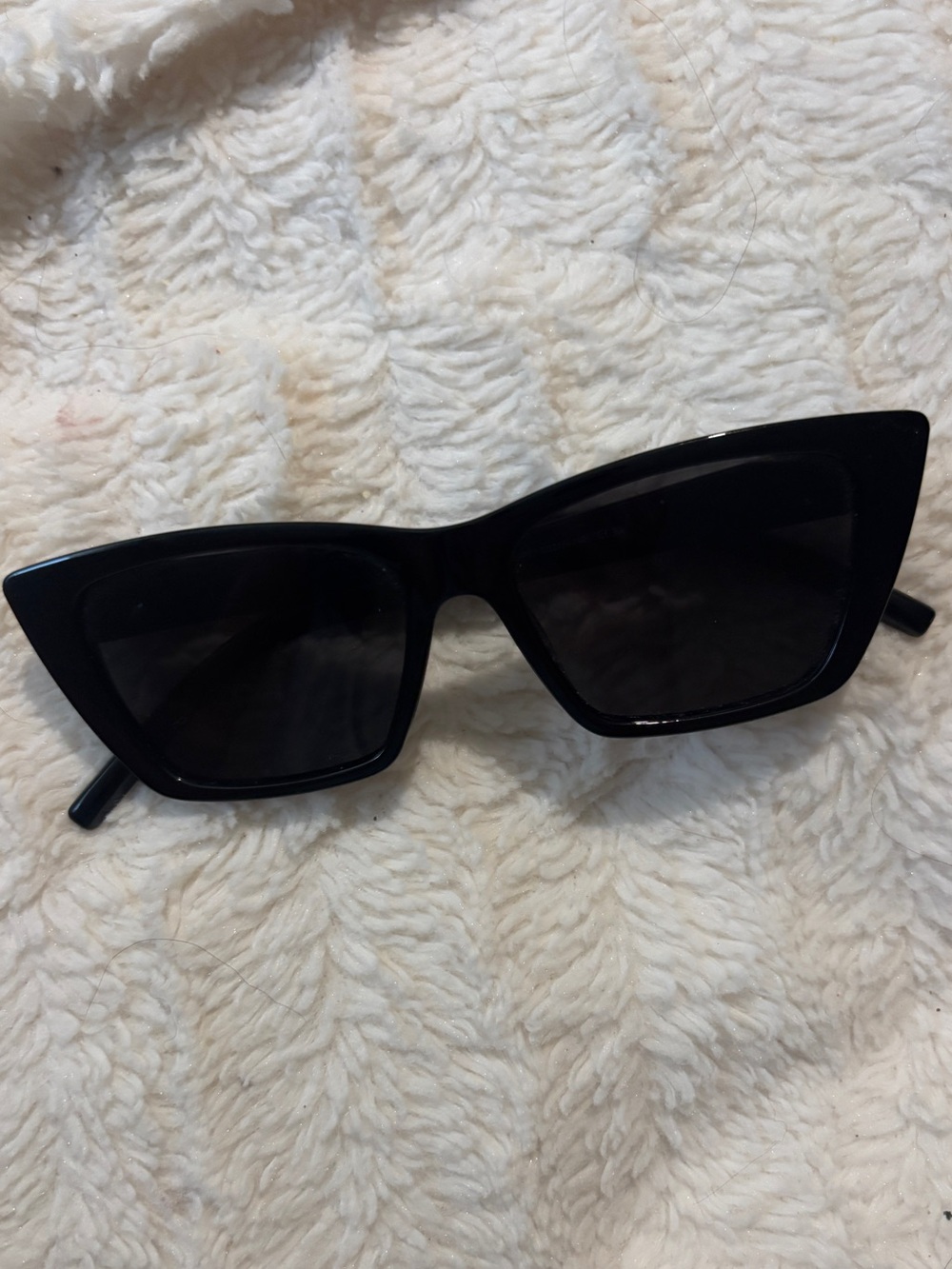 Black Cat-Eye Women's Sunglasses - Classic Style